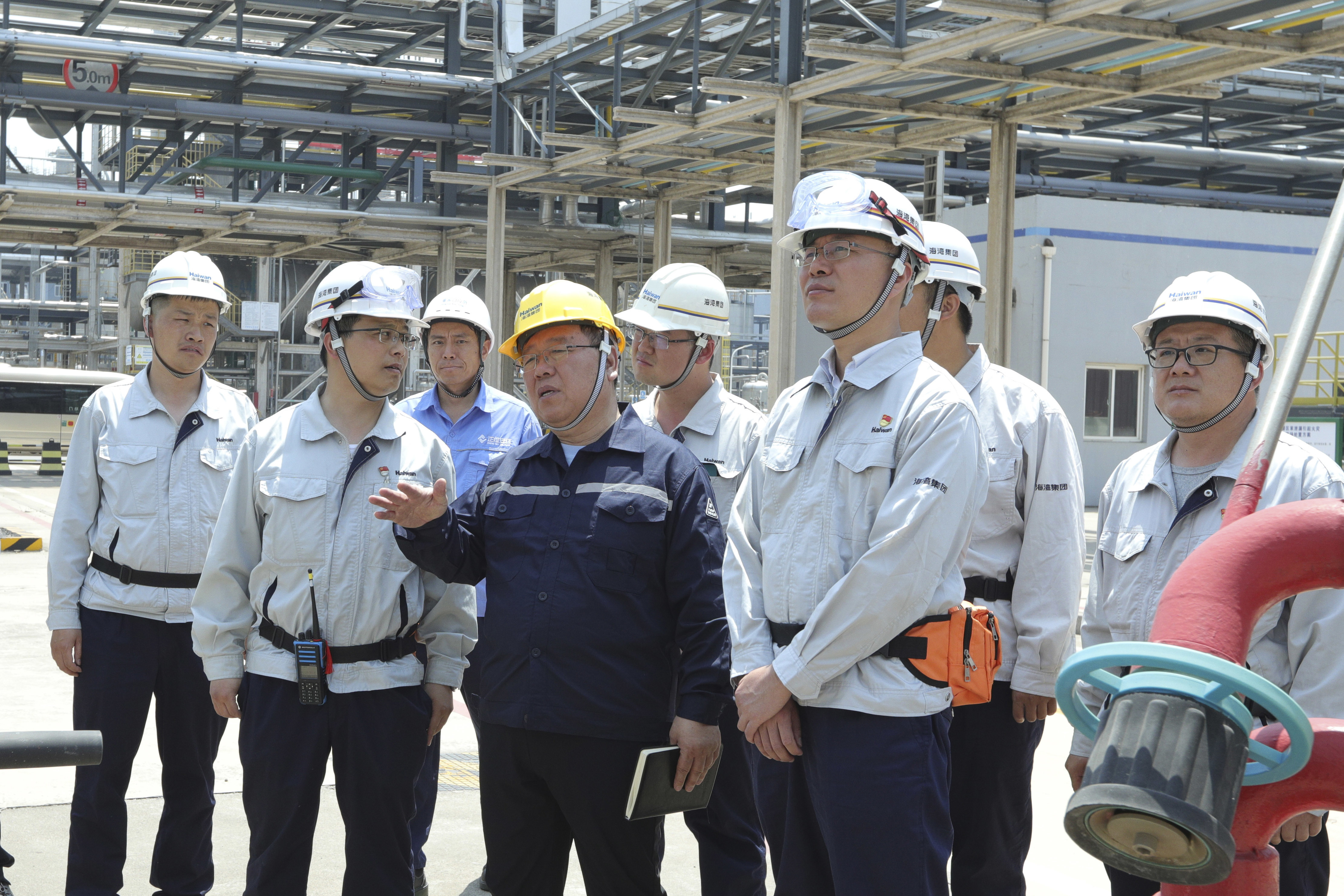 海灣化(huà)學開展危化品(pin)企業雙體系評(píng)估