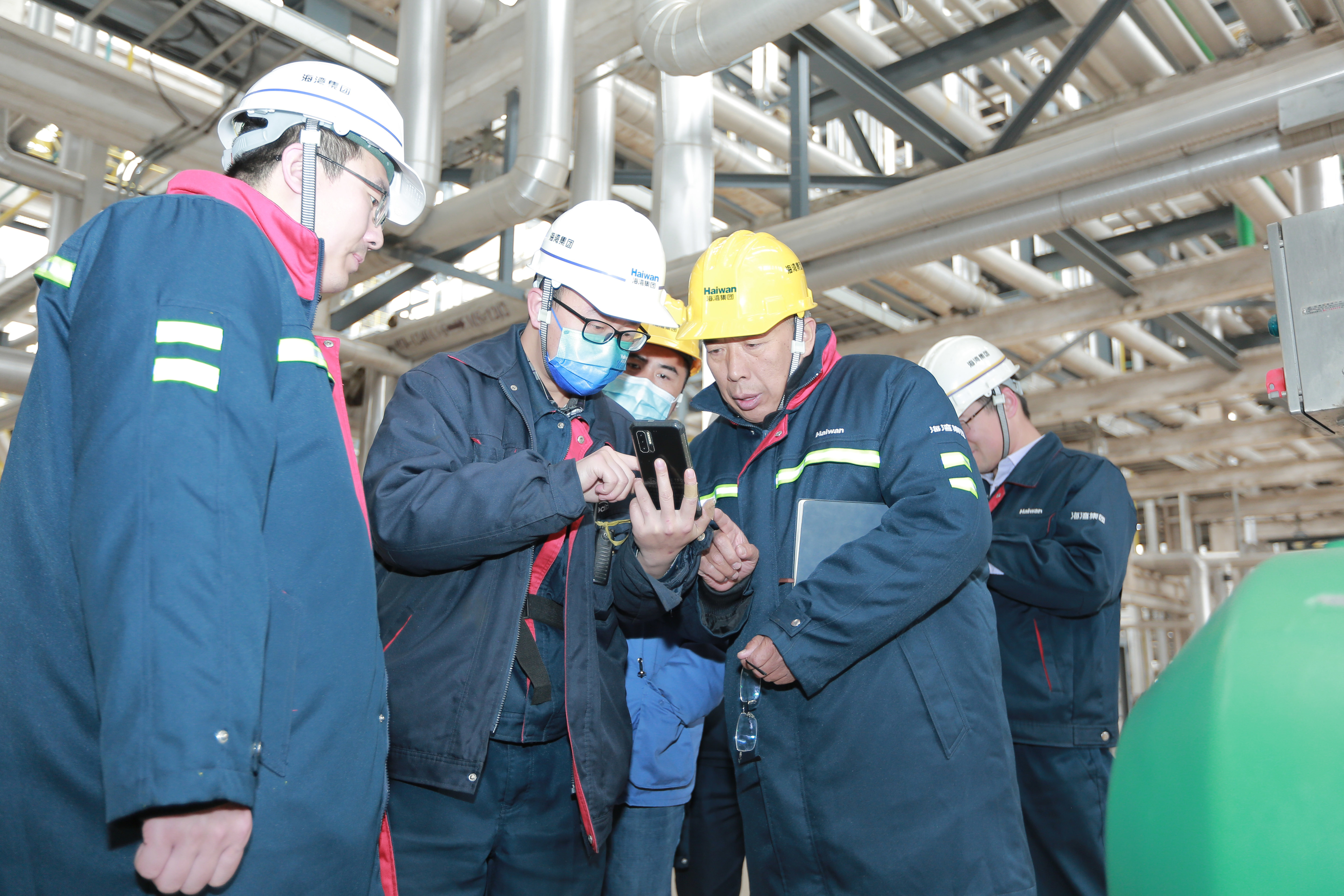 省應急(ji)廳到海灣化學督(du)導安全工作